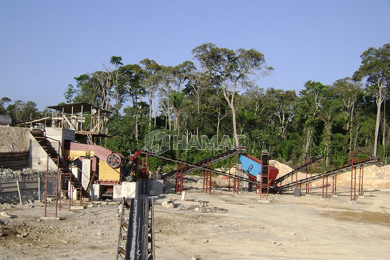 Whole view of the crushing and screening plant