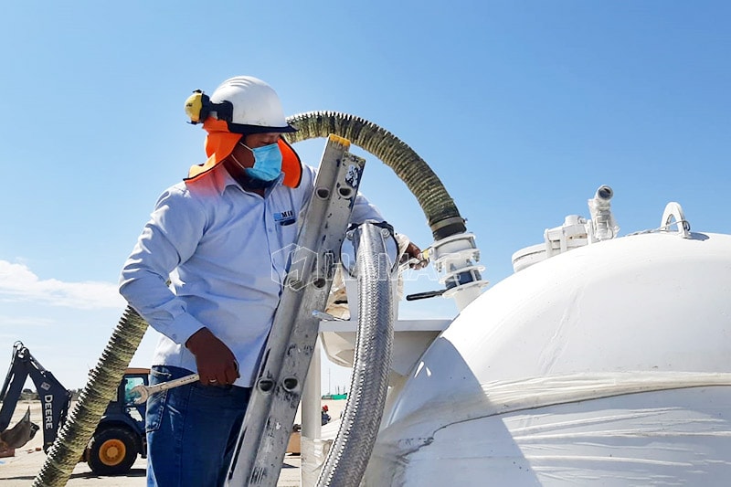 Connect the pneumatic device with the cement silo 