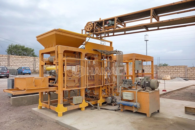 Belt conveyor transfer the concrete into the concrete block machine
