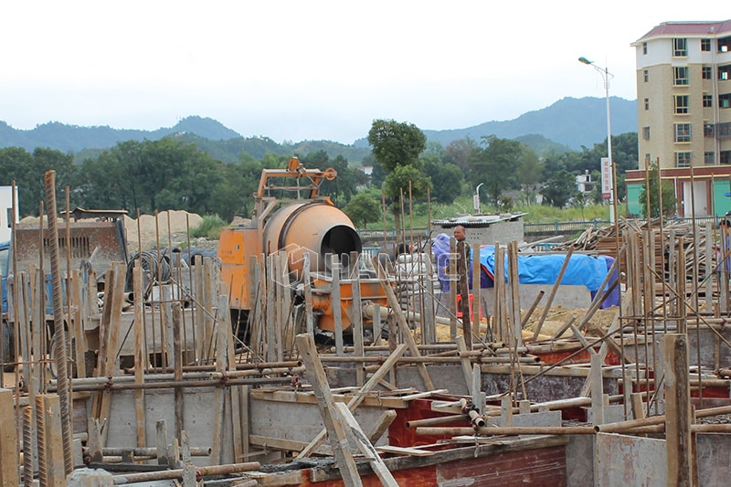 Concrete mixer with pump works for small buildings