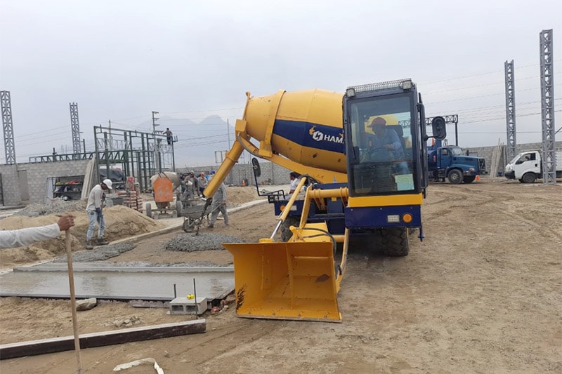 Self-loader concrete mixer works in Ecuador